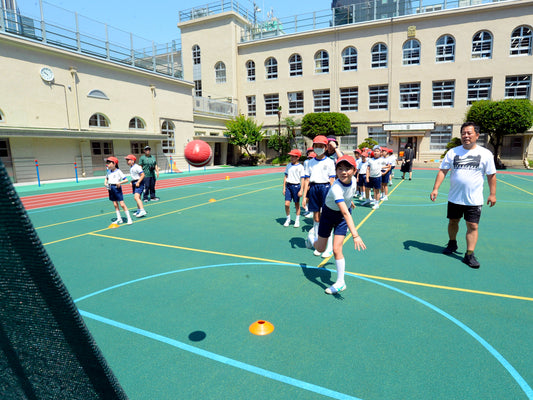 【特別リポート】手弁当で３年目。元五輪戦士が都内小学校で「投げ方」教室